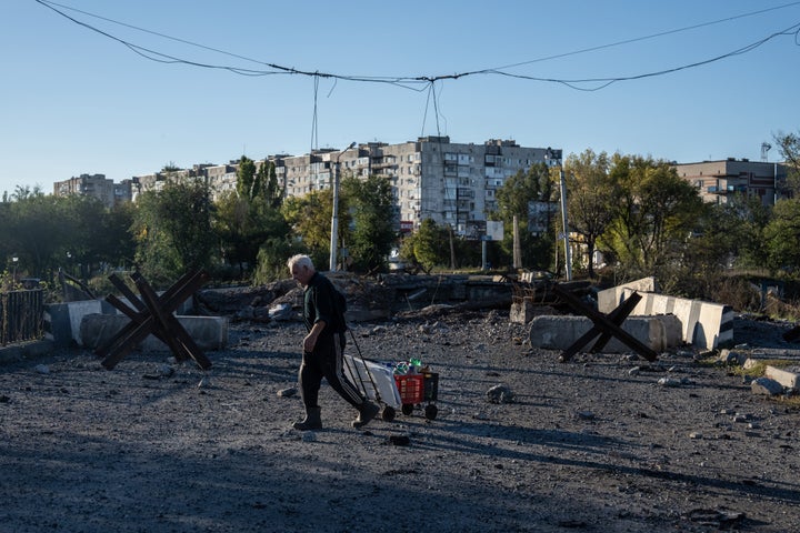 Un vecino de Donetsk camina por una zona destruida por los bombardeos rusos