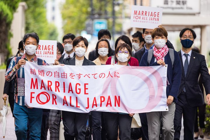 入廷する「結婚の自由をすべての人に」東京訴訟の原告ら＝2022年10月13日撮影