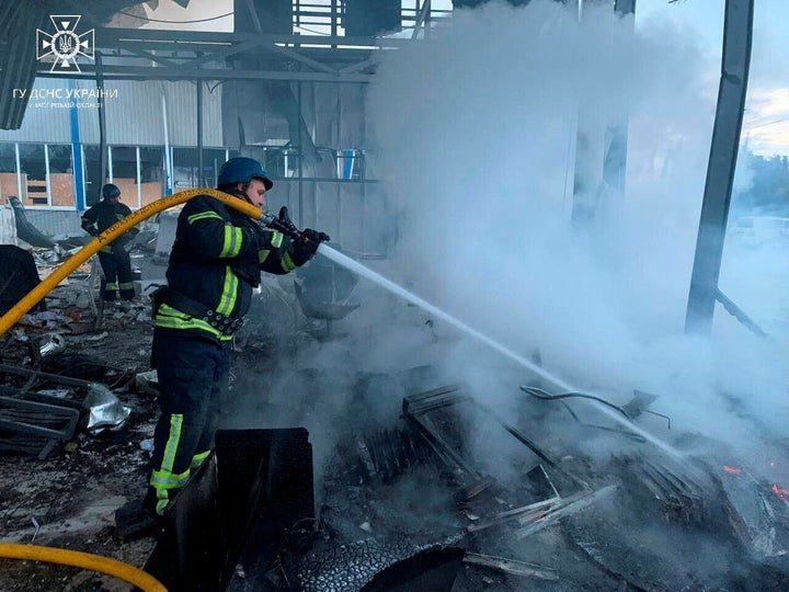 Πυροσβέστες μετά από πλήγμα στη Ζαπορίζια στις 11 Οκτωβρίου. 