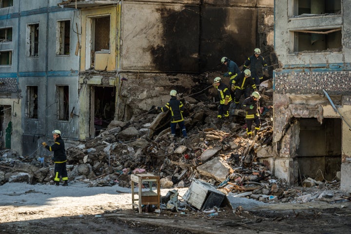 Mercredi, un pompier a déblayé les décombres d'un immeuble détruit à Zaporizhzhia, en Ukraine.