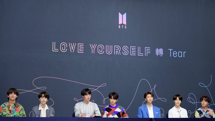 2018年、アルバム『LOVE YOURSELF: Tear』のリリース会見に出席するBTS