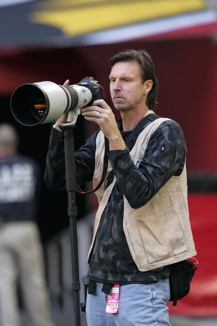 2011年にNFLのダラス・カウボーイとアリゾナ・カーディナルズの試合で撮影するランディ氏。