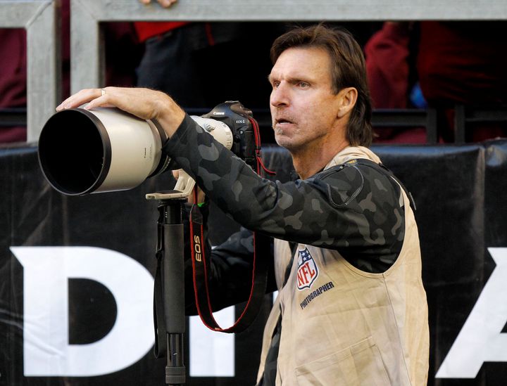 2011年にNFLのダラス・カウボーイとアリゾナ・カーディナルズ戦で撮影するランディ氏