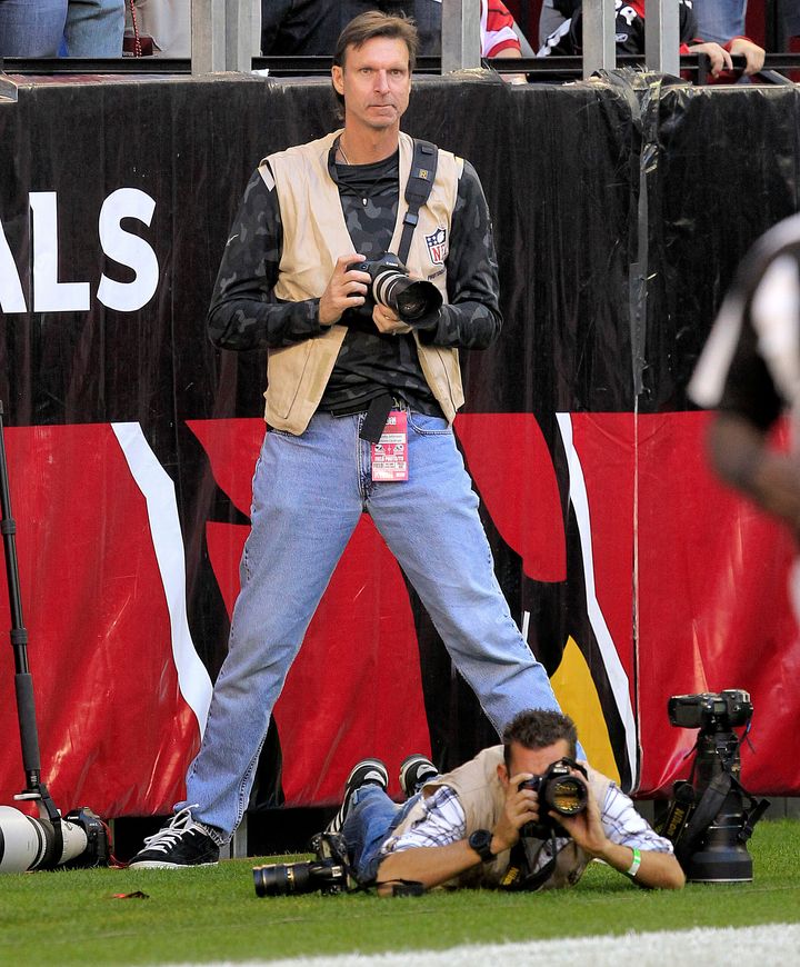 2011年にNFLのダラス・カウボーイとアリゾナ・カーディナルズの試合で撮影するランディ氏。