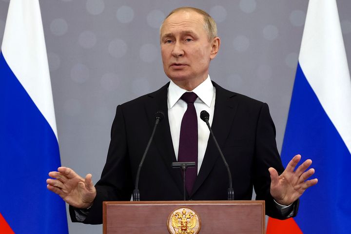 Ο Ρώσος Πρόεδρος Βλαντιμίρ Πούτιν κάνει χειρονομίες καθώς μιλά στα μέσα ενημέρωσης μετά τη Σύνοδο των ηγετών από την Κοινοπολιτεία Ανεξάρτητων Κρατών (CIS), στην Αστάνα του Καζακστάν, Παρασκευή, 14 Οκτωβρίου 2022.