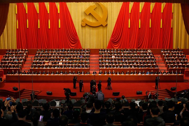 Οι οπερατέρ ακολουθούν τον Κινέζο Πρόεδρο Xi Jinping, στο κέντρο της πρώτης γραμμής, και τα στελέχη του απολαμβάνουν τον κομμουνιστικό ύμνο στην τελετή λήξης για το 19ο Συνέδριο του Κόμματος στη Μεγάλη Αίθουσα του Λαού στο Πεκίνο, Τρίτη, 24 Οκτωβρίου 2017. (AP Photo/Andy Wong)