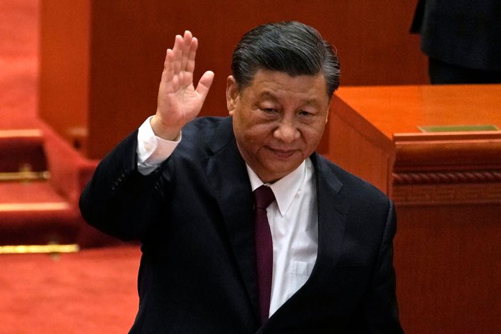 ΑΡΧΕΙΟ - Ο Κινέζος Πρόεδρος Xi Jinping παρευρίσκεται σε μια τελετή επαίνου για τα πρότυπα των Χειμερινών Ολυμπιακών και Παραολυμπιακών Αγώνων του Πεκίνου στη Μεγάλη Αίθουσα του Λαού στις 8 Απριλίου 2022, στο Πεκίνο. Όταν ο Σι Τζινπίνγκ ανέλαβε την εξουσία το 2012, δεν ήταν σαφές τι είδους ηγέτης θα ήταν. Η χαμηλών τόνων προσωπικότητά του κατά τη διάρκεια μιας σταθερής ανόδου στις τάξεις του Κομμουνιστικού Κόμματος δεν έδινε καμία ένδειξη ότι θα εξελισσόταν σε έναν από τους πιο κυρίαρχους ηγέτες της σύγχρονης Κίνας ή ότι θα έβαζε την οικονομικά και στρατιωτικά ανερχόμενη χώρα σε τροχιά σύγκρουσης με τις ΗΠΑ. (AP Photo/Ng Han Guan, File)