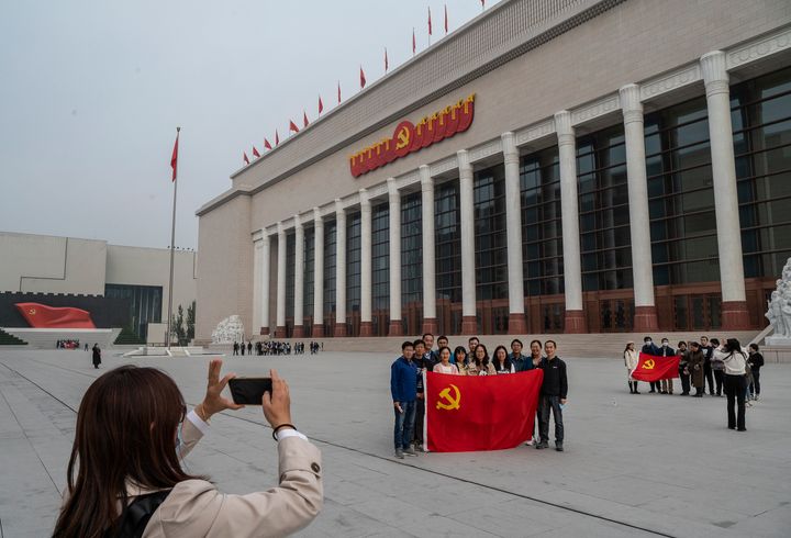 ΠΕΚΙΝΟ, ΚΙΝΑ - 13 ΟΚΤΩΒΡΙΟΥ: Επισκέπτες κρατούν σημαίες του Κομμουνιστικού Κόμματος ενώ τραβούν φωτογραφίες έξω από το Μουσείο του Κομμουνιστικού Κόμματος, στις 13 Οκτωβρίου 2022 στο Πεκίνο. Το κυβερνών Κομμουνιστικό Κόμμα της Κίνας θα ανοίξει το 20ο Συνέδριο του Κόμματος στις 16 Οκτωβρίου και ο Σι Τζινπίνγκ αναμένεται ευρέως να εξασφαλίσει μια τρίτη θητεία στην εξουσία. (Photo by Kevin Frayer/Getty Images)