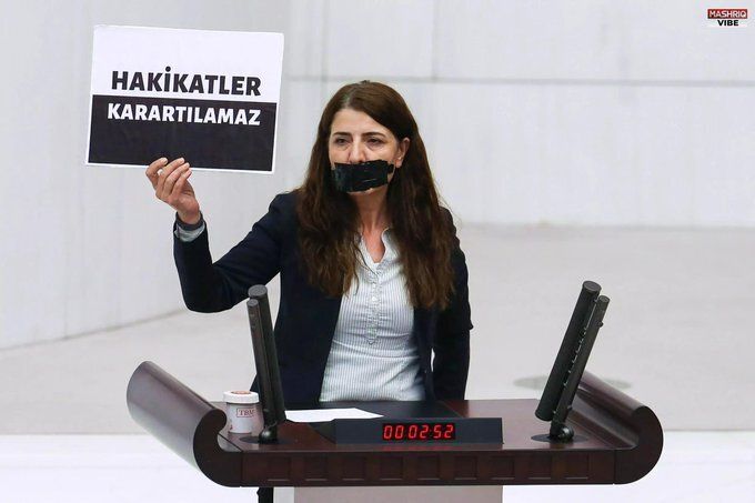 Η βουλευτής Zuleyha Gulum του Δημοκρατικού Κόμματος των Λαών κρατά ένα πανό που γράφει «Οι αλήθειες δεν μπορούν να συγκαλυφθούν» στη Μεγάλη Τουρκική Εθνοσυνέλευση ως ένδειξη διαμαρτυρίας για τον νέο νόμο για τις «ψευδείς ειδήσεις».