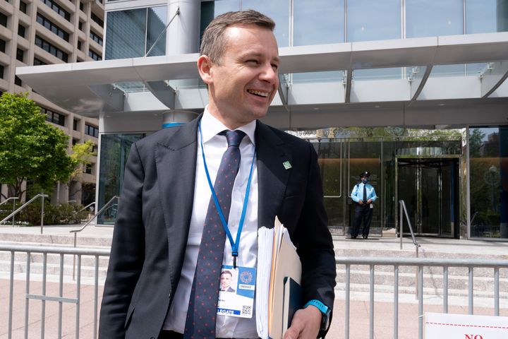 Ο υπουργός Οικονομικών της Ουκρανίας Σέρχι Mαρτσένκο περπατά έξω από το κτίριο του Διεθνούς Νομισματικού Ταμείου (ΔΝΤ) κατά τη διάρκεια των εαρινών συνεδριάσεων της Παγκόσμιας Τράπεζας/ΔΝΤ στην Ουάσιγκτον, Πέμπτη 21 Απριλίου 2022.