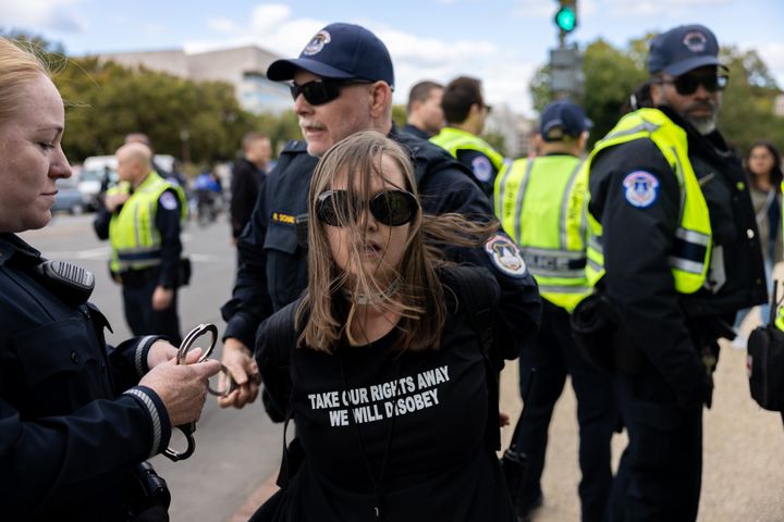 Διαδηλώτρια τίθεται υπό κράτηση κατά τη διάρκεια διαμαρτυρίας υπέρ του δικαιώματος στην άμβλωση μετά την ανατροπή του νόμου Roe v. Wade στην Ουάσιγκτον, DC στις 8 Οκτωβρίου 2022.
