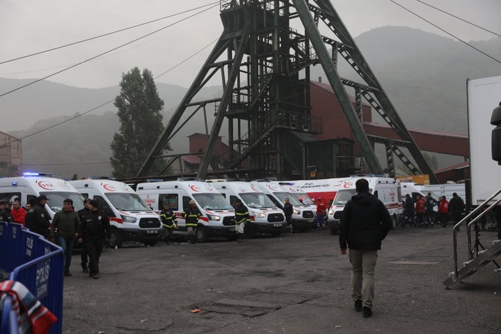 Des proches désespérés avaient attendu toute la nuit dans le froid devant la mine publique TTK Amasra Muessese Mudurlugu dans la ville d'Amasra, dans la province côtière de Bartin, dans l'espoir d'avoir des nouvelles.