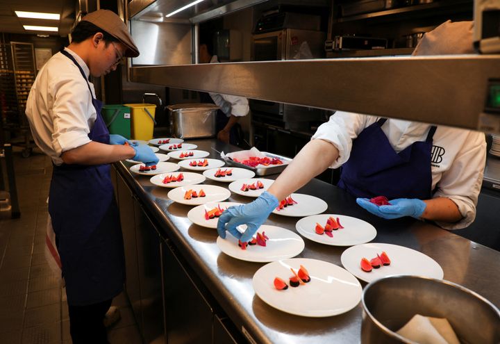 Η ομάδα του σεφ Τιερί Μαρξ στην κουζίνα του «Madame Brasserie» εν ώρα εργασίας.