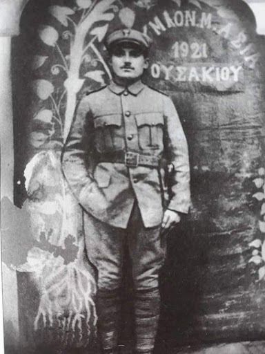 Στο μέτωπο Μικρασίας, ο στρατιώτης του μηχανικού Αλέξιος Παναγόπουλος του Παναγιώτη, στο Ουσάκιο το 1921.