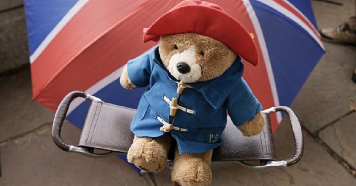 Des centaines d’ours de Paddington sont partis pour que la reine Elizabeth aille à la charité