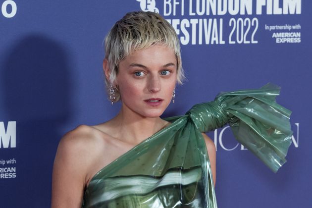 「金魚ドレス」を着た俳優のエマ・コリン（2022年10月15日・イギリスのロンドンで撮影）