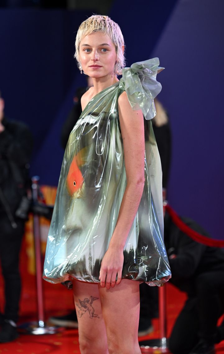 「金魚ドレス」を着た俳優のエマ・コリン（2022年10月15日・イギリスのロンドンで撮影）