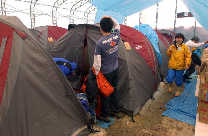 ボランティアとして活動する団体「中越元気村」。本部内に設置された小型テントに寝泊りをしている＝2005年2月12日、新潟県小千谷市の元中子仮設住宅