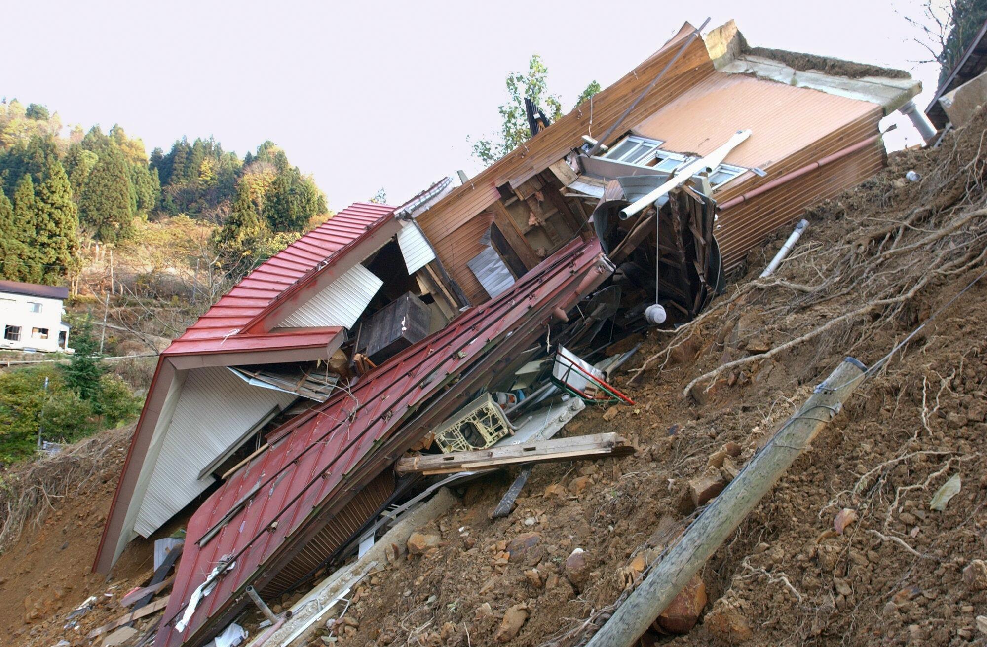 新潟県中越地震、68人が犠牲になった災害を写真で振り返る。発生から19 