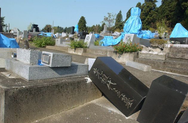 竜光地区の倒れた墓石＝2004年11月9日、新潟県魚沼市