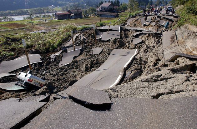 地震で崩れ落ちた道路＝2004年10月24日、新潟県小千谷市