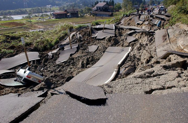 地震で崩れ落ちた道路＝2004年10月24日、新潟県小千谷市