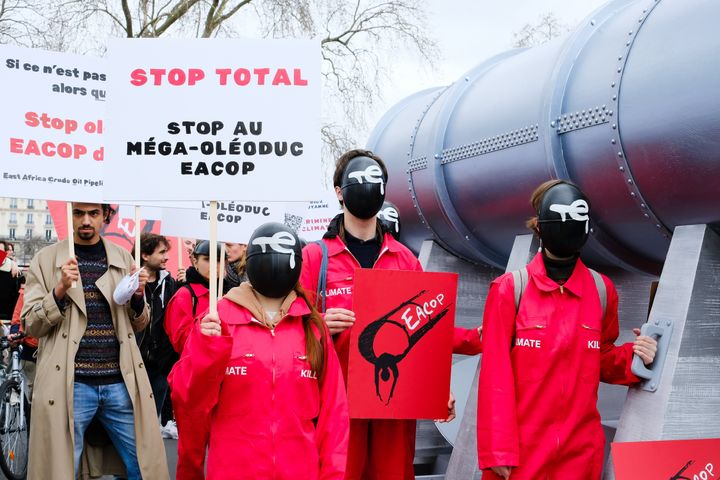トタルエナジーズの進めるEACOPプロジェクトを非難するデモ＝フランス・パリ
