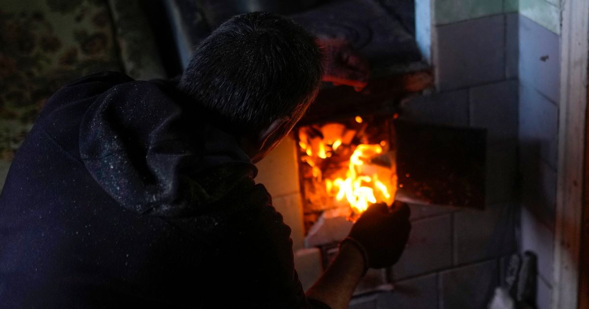 Les Ukrainiens creusent pour un hiver brutal à venir
