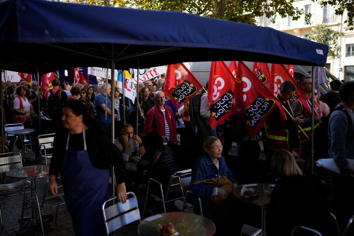 Διαδηλωτές συγκεντρώνονται πριν από την πορεία τους στο κέντρο της Μασσαλίας, την Τρίτη 18 Οκτωβρίου 2022.