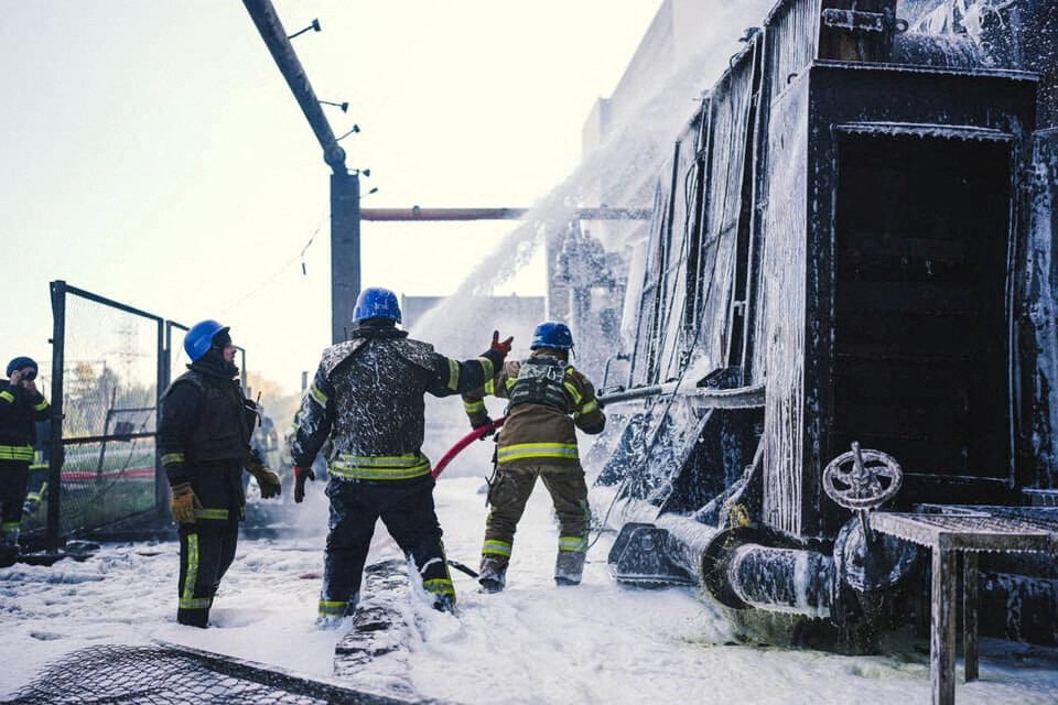 Πυροσβέστες προσπαθούν να σβήσουν τη φωτιά στο θερμοηλεκτρικό εργοστάσιο έξω από το Κίεβο (18 Οκτωβρίου 2022)