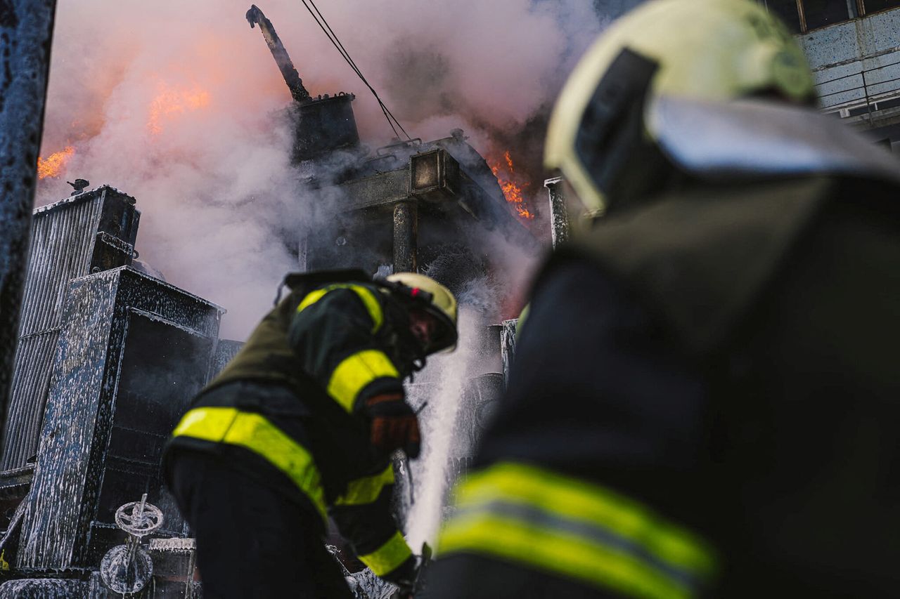 Πυροσβέστες προσπαθούν να σβήσουν τη φωτιά στο θερμοηλεκτρικό εργοστάσιο έξω από το Κίεβο (18 Οκτωβρίου 2022)