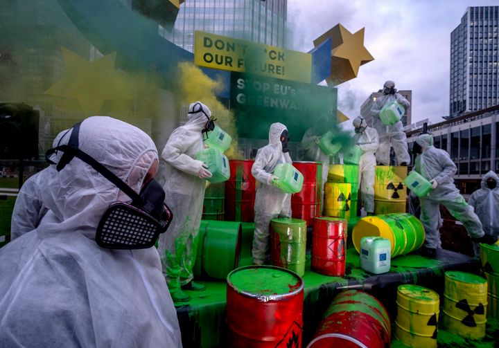 Οι περιβαλλοντικοί ακτιβιστές της Greenpeace και του "Koala Kollektiv" διαμαρτύρονται ενάντια στην δήθεν προστασία του περιβάλλοντος και κατά της χρήσης πυρηνικής ενέργειας από την Ευρωπαϊκή Ένωση κάτω από το γλυπτό του ευρώ στη Φρανκφούρτη, Γερμανία, 11 Ιανουαρίου 2022.