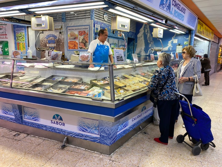 Jesús, de Congelados J. Romero, atendiendo a unas clientas en el mercado de Vicálvaro (Madrid).