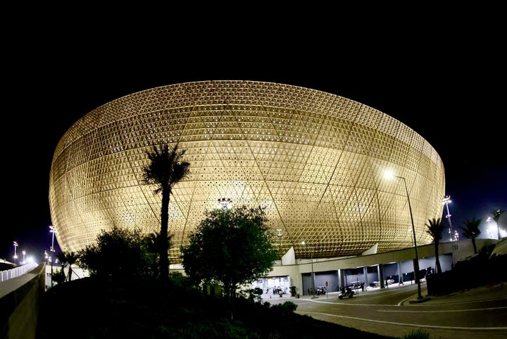 Stadion Lucille oświetlony w nocy