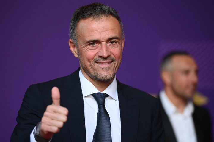 Luis Enrique uśmiecha się przed prasą w Katarze przed losowaniem fazy grupowej
