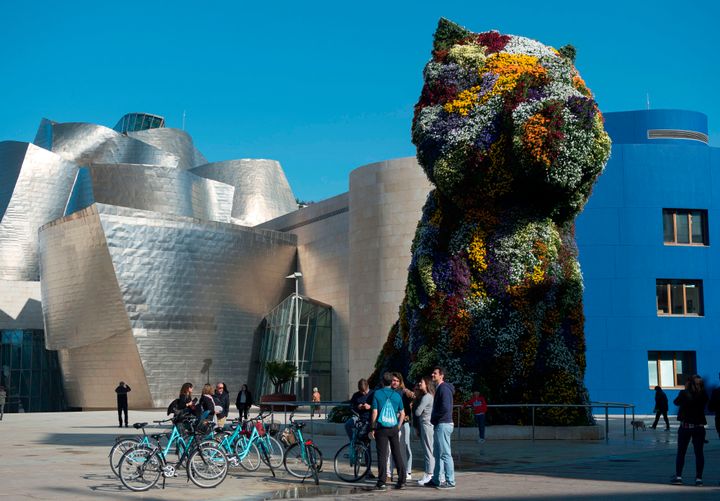 Museo Guggenheim con Puppy de Jeff Koons delante.
