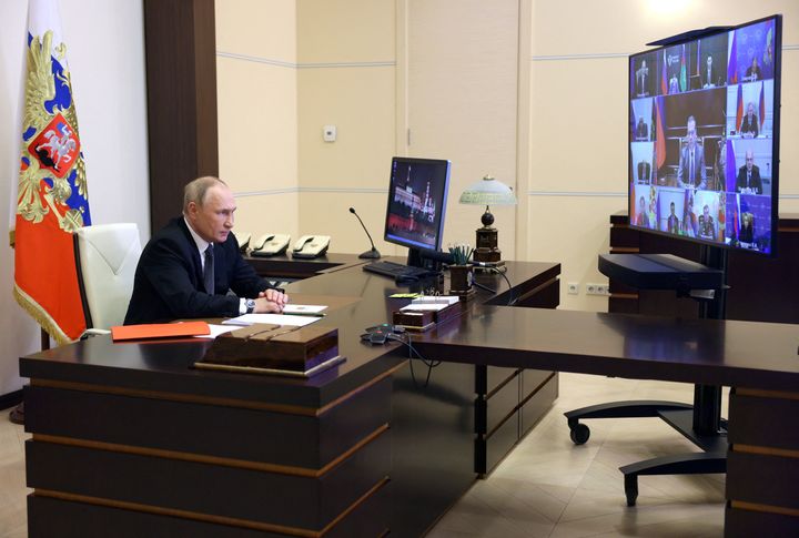 Ο Ρώσος πρόεδρος Βλαντιμίρ Πούτιν προεδρεύει συνάντησης με μέλη του Συμβουλίου Ασφαλείας μέσω βίντεο-διάσκεψης σε κατοικία έξω από τη Μόσχα, Ρωσία, 19 Οκτωβρίου 2022. Sputnik/Sergey Ilyin/Kremlin via REUTERS ATTENTION EDITORS - THIS IMAGE WAS PROVIDED BY A THIRD PARTY.