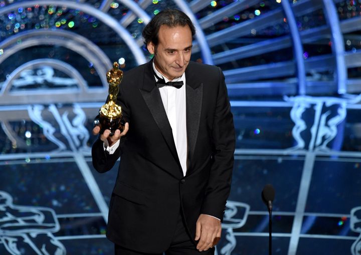 Ο Α. Ντεσπλά παραλαμβάνει το Οσκαρ για το σάουντρακ της ταινίας «The Grand Budapest Hotel» στην τελετή απονομής των βραβείων της Αμερικανικής Ακαδημίας τον Φεβρουάριο του 2015. 