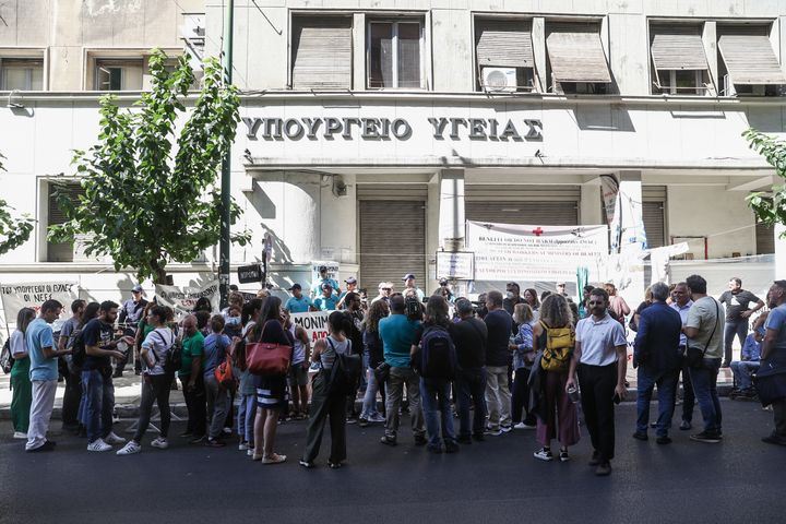 Συγκέντρωση διαμαρτυρίας γιατρών του νοσοκομείου Παίδων "Η Αγία Σοφία" στο υπουργείο Υγείας, Τετάρτη 28 Σεπτεμβρίου 2022. Οι γιατροί του νοσοκομείου διεκδικούν την κάλυψη των κενών θέσεων αναισθησιολόγων, σε μόνιμη βάση. (ΣΩΤΗΡΗΣ ΔΗΜΗΤΡΟΠΟΥΛΟΣ/EUROKINISSI)