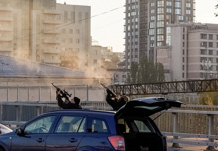 Αστυνομικοί στο Κίεβο πυροβολούν κατά drone Shahed-136 (17 Οκτωβρίου 2022)