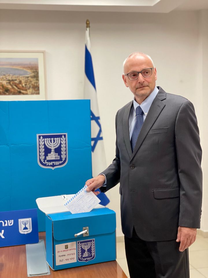 Ο Πρέσβης Νόαμ Κατς, το Ισραηλινό προσωπικό της Πρεσβείας του Ισραήλ στην Αθήνα και των πρεσβειών ανά τον κόσμο, ψήφισαν νωρίτερα για τις εκλογές που θα διεξαχθούν στο Ισραήλ την 1η Νοεμβρίου.