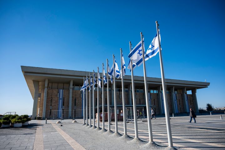 11 Σεπτεμβρίου 2022. Η σημαία του Ισραήλ κυματίζει έξω από το κοινοβούλιο της χώρας. Photo: Christophe Gateau/dpa (Photo by Christophe Gateau/picture alliance via Getty Images)