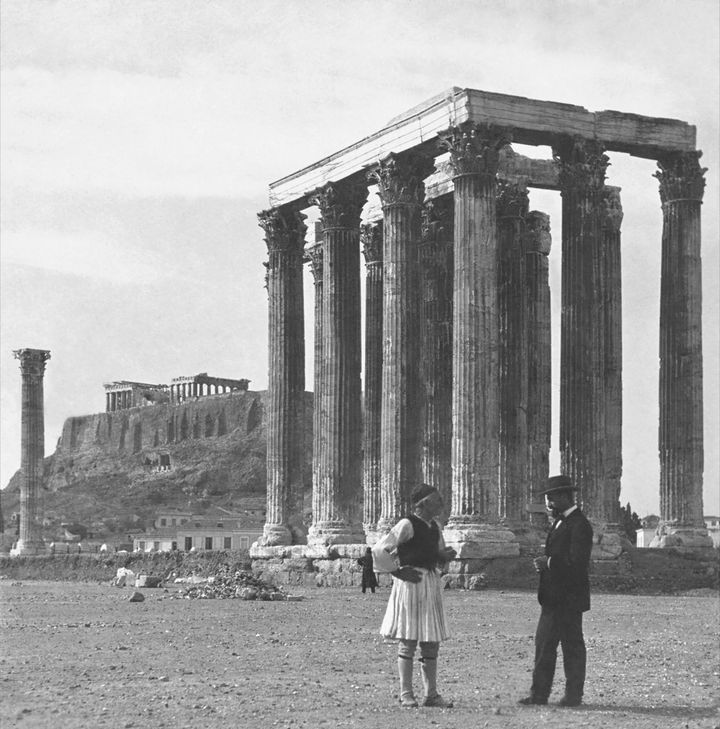 Ένας τσολιάς κι ένας αστός συζητούν μπροστά στους στύλους του Ολυμπίου Διός. Ευγενική παραχώρηση: Library of Congress