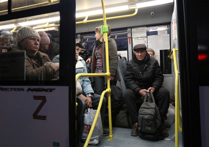 Κάτοικοι της Χερσώνας σε λεωφορείο που φέρει το χαρακτηριστικό "Ζ", σύμβολο της ρωσικής εισβολής μεταφέρονται από τις ρωσικές δυνάμεις (20 Οκτωβρίού 2022) 