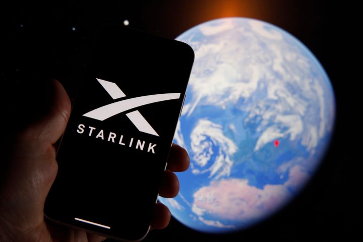 Το λογότυπο Starlink εμφανίζεται σε μια κινητή συσκευή με μια γραφική απεικόνιση του πλανήτη Γη σε αυτήν την φωτογραφία στη Βαρσοβία της Πολωνίας στις 21 Σεπτεμβρίου 2022. Ο ιδιοκτήτης και ιδρυτής του Starlink Elon Musk αποφάσισε να ζητήσει από τη δορυφορική εταιρεία να συνεχίσει τις υπηρεσίες διαδικτύου στην Ουκρανία μετά από αναφορές για σημαντικό οικονομικό κόστος που έχει αυτή η απόφαση. Η δορυφορική υπηρεσία, που παρέχεται δωρεάν, είναι απαραίτητη για τις ένοπλες δυνάμεις της Ουκρανίας που μάχονται με τις ρωσικές δυνάμεις. (Photo by STR/NurPhoto via Getty Images)