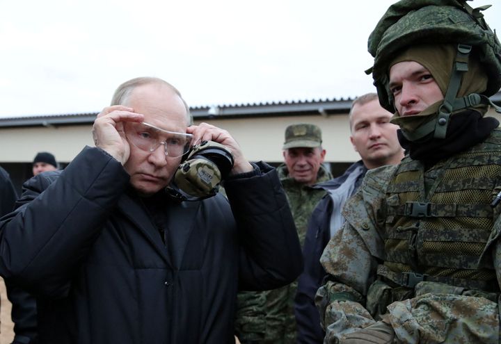 Ο Ρώσος πρόεδρος Βλαντιμίρ Πούτιν φοράει γυαλιά καθώς επισκέπτεται ένα εκπαιδευτικό κέντρο της Δυτικής Στρατιωτικής Περιφέρειας για κινητοποιημένους εφέδρους, στην περιοχή Ριαζάν, Ρωσία, 20 Οκτωβρίου 2022. Sputnik/Mikhail Klimentyev/Kremlin via REUTERS ATTENTION EDITORS - THIS IMAGE WAS PROVIDED BY A THIRD PARTY.
