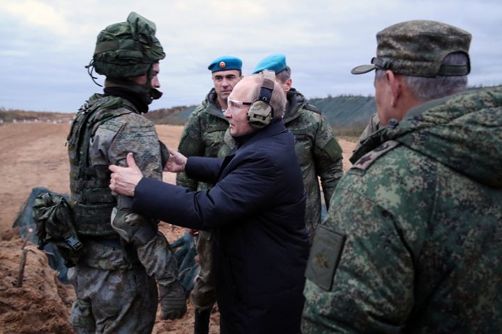 Ο Ρώσος πρόεδρος Βλαντιμίρ Πούτιν φοράει γυαλιά καθώς επισκέπτεται ένα εκπαιδευτικό κέντρο της Δυτικής Στρατιωτικής Περιφέρειας για κινητοποιημένους εφέδρους, στην περιοχή Ριαζάν, ενώ διακρίνεται και ο Ρώσος υπουργός Αμυνας, Σεργκέι Σοϊγκού. Ρωσία, 20 Οκτωβρίου 2022. (Mikhail Klimentyev, Sputnik, Kremlin Pool Photo via AP)
