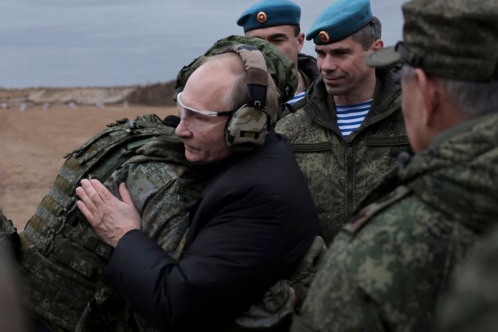 Ο Ρώσος πρόεδρος Βλαντιμίρ Πούτιν φοράει γυαλιά και ειδικά ακουστικά προστασίας σε πεδίο βολής ενώ αγκαλιάζει έναν στρατιώτη, καθώς επισκέπτεται ένα εκπαιδευτικό κέντρο της Δυτικής Στρατιωτικής Περιφέρειας για κινητοποιημένους εφέδρους, στην περιοχή Ριαζάν, Ρωσία, 20 Οκτωβρίου 2022. (Russian Defense Ministry Press Service via AP)