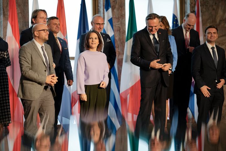 Η Γερμανίδα υπουργός Εξωτερικών Aναλένα Μπέρμποκ, σε μια ομαδική φωτογραφία με συμμετέχοντες σε μια διάσκεψη για τα Δυτικά Βαλκάνια στο Υπουργείο Εξωτερικών στο Βερολίνο, Γερμανία, Παρασκευή 21 Οκτωβρίου 2022. (AP Photo/Markus Schreiber)