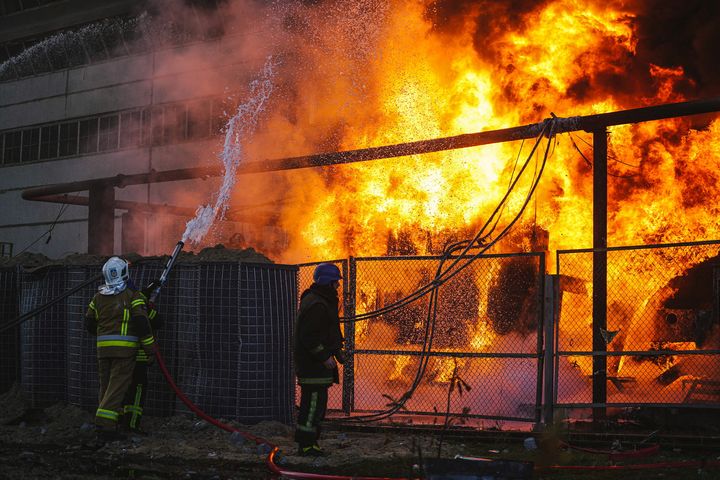 Πυροσβέστες εργάζονται στην κατάσβεση μιας πυρκαγιάς σε θερμοηλεκτρικό σταθμό, που υπέστη ζημιά από ρωσική επίθεση πυραύλων στο Κίεβο, Ουκρανία, 18 Οκτωβρίου 2022